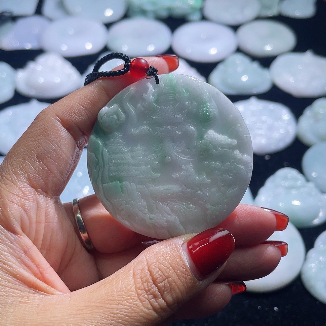 不***人翡翠未镶嵌颈饰玉龙山水