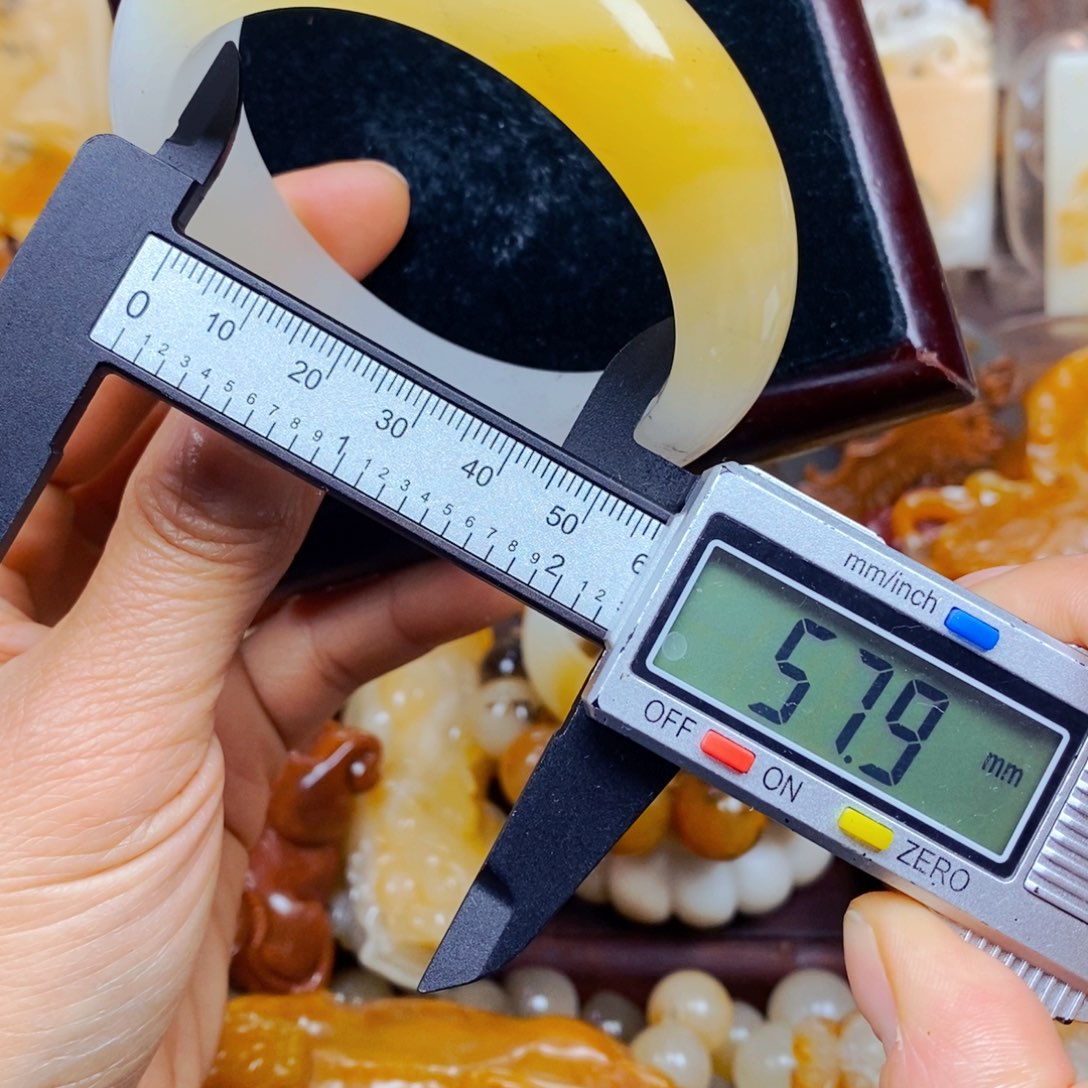 石英质玉（黄龙玉）颈饰未镶嵌