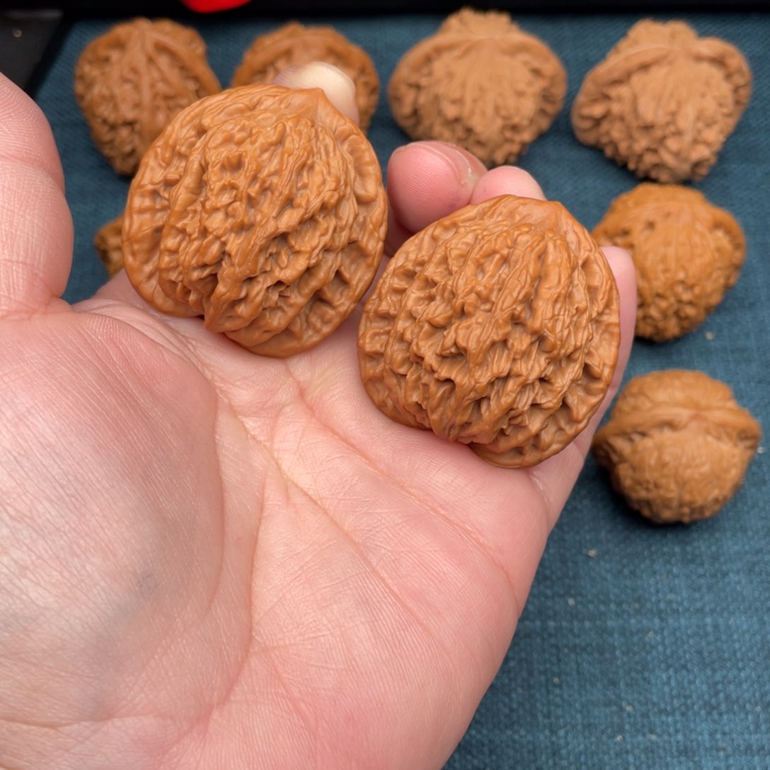 文玩核桃把件全品红皮虎头41