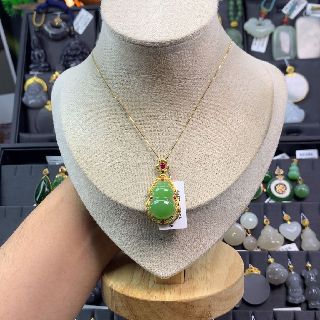 和田玉吊坠18K金镶嵌