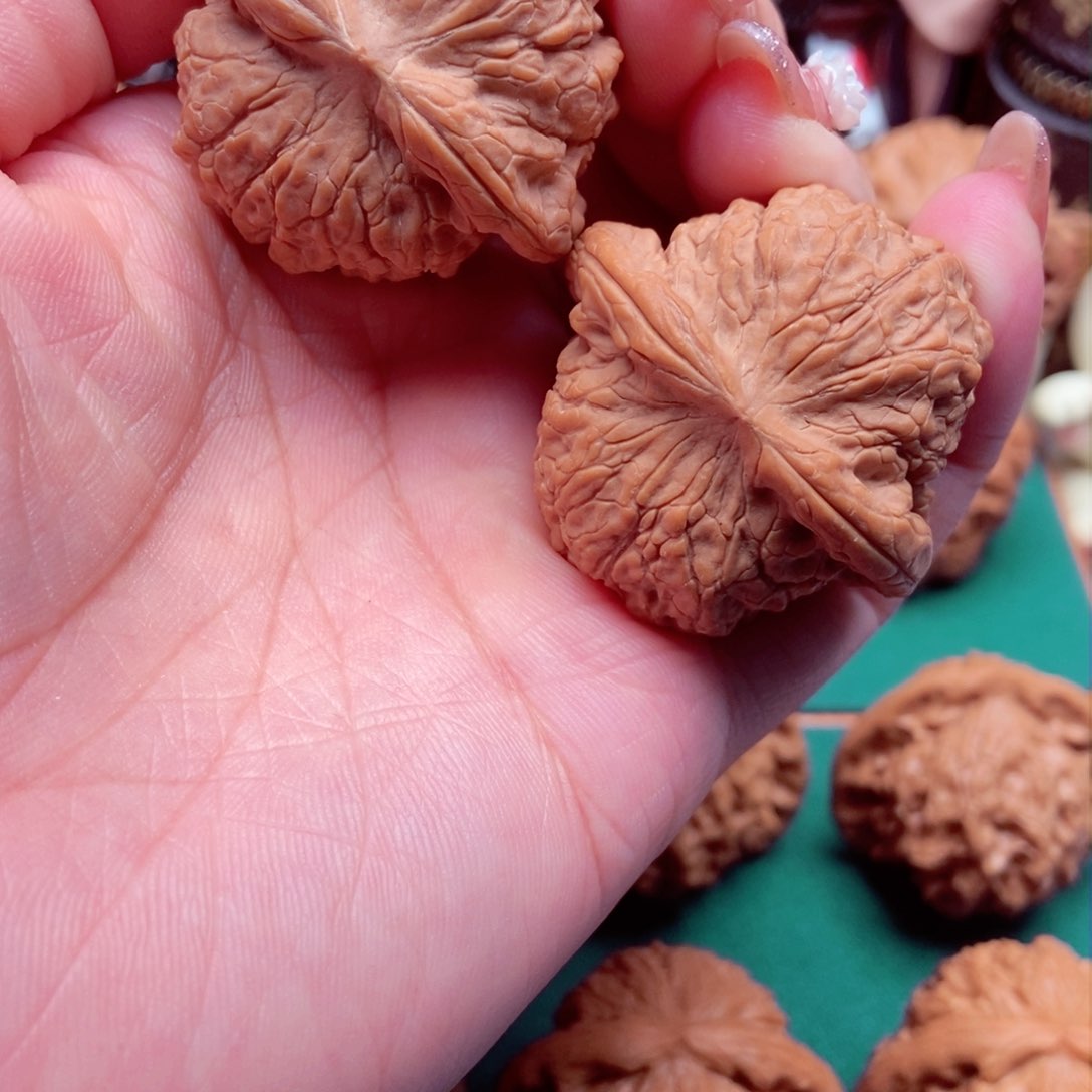 文玩核桃吊坠血麒麟全40