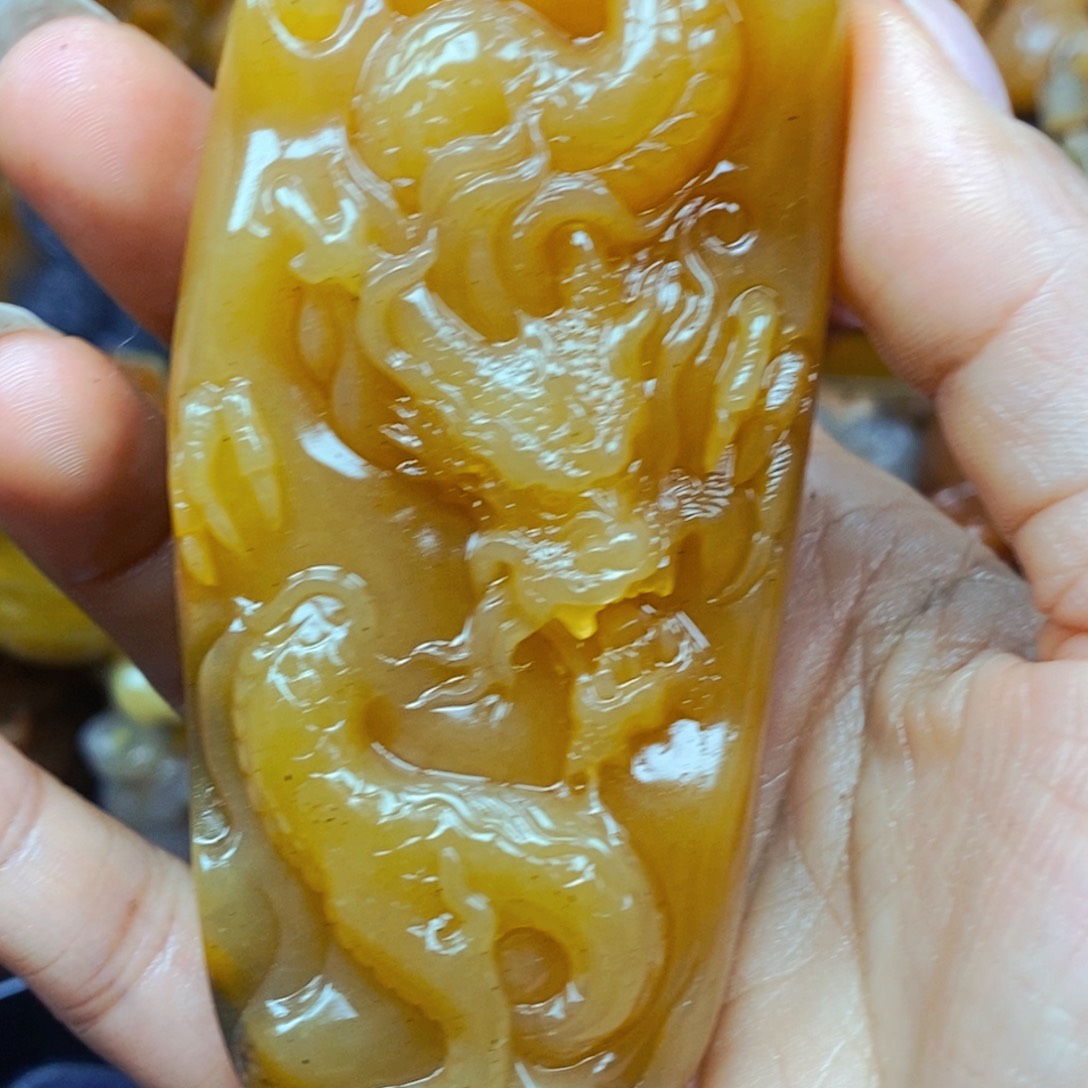 未镶嵌石英质玉（黄龙玉）颈饰