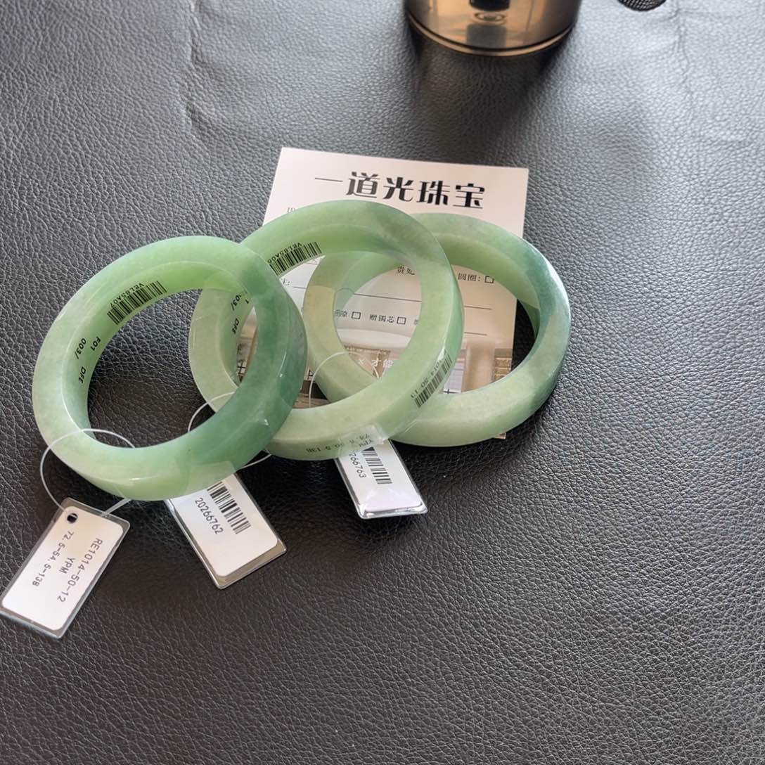 F****定制翡翠未镶嵌手镯