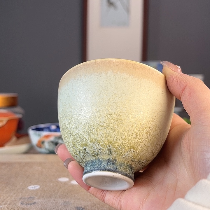 摆件景德镇陶瓷茶杯里