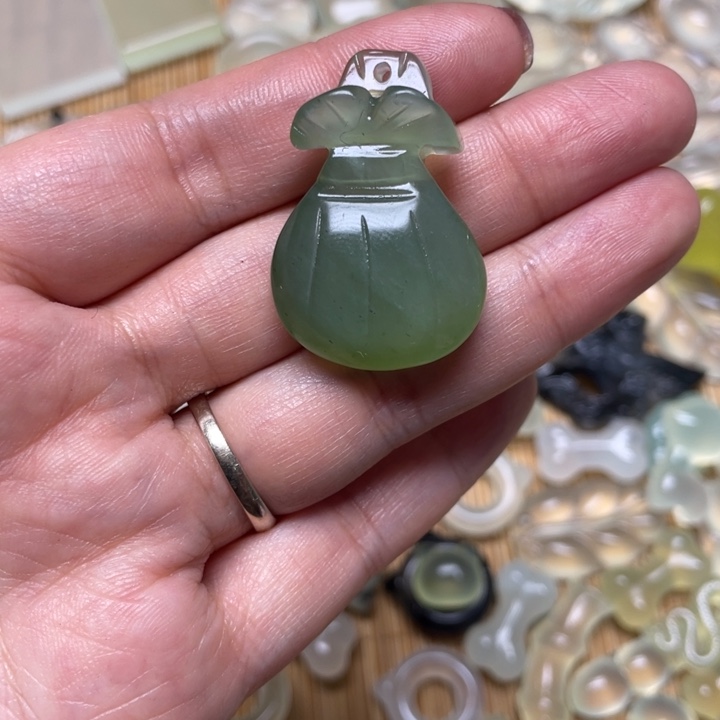 蛇纹石玉颈饰未镶嵌