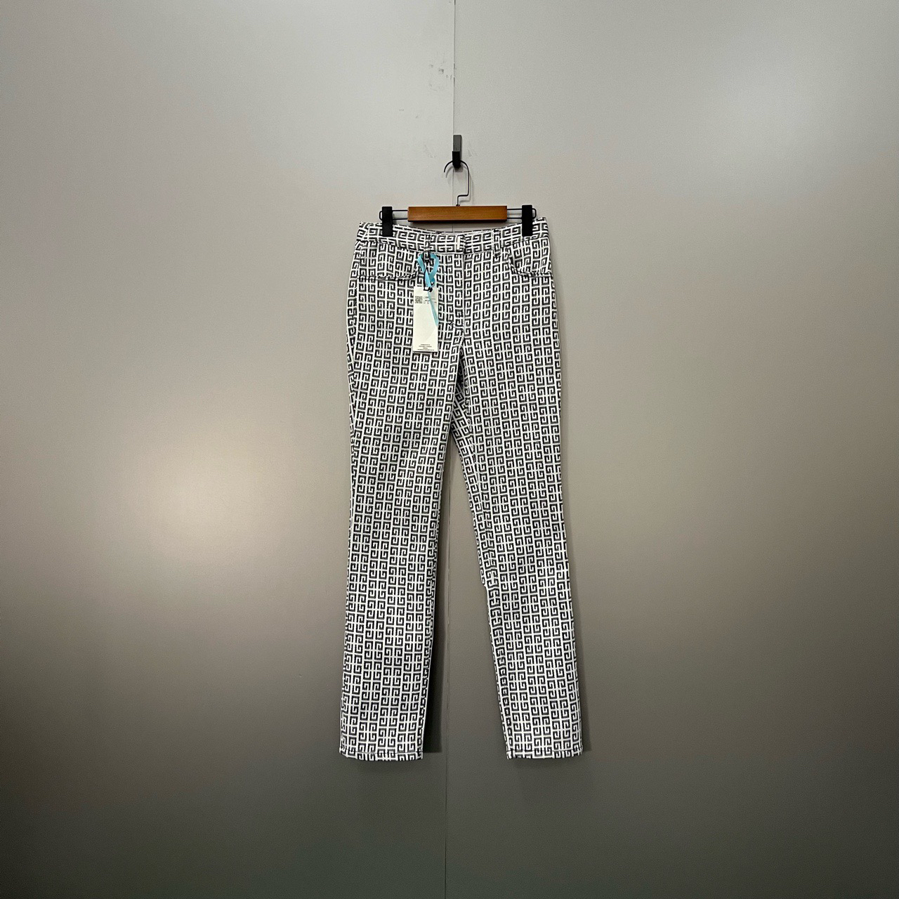 95新 Givenchy/纪梵希 (ll) 四宫格满印牛仔长裤 26码/200508