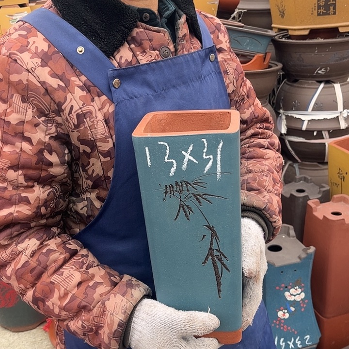 紫砂花盆和一条白色