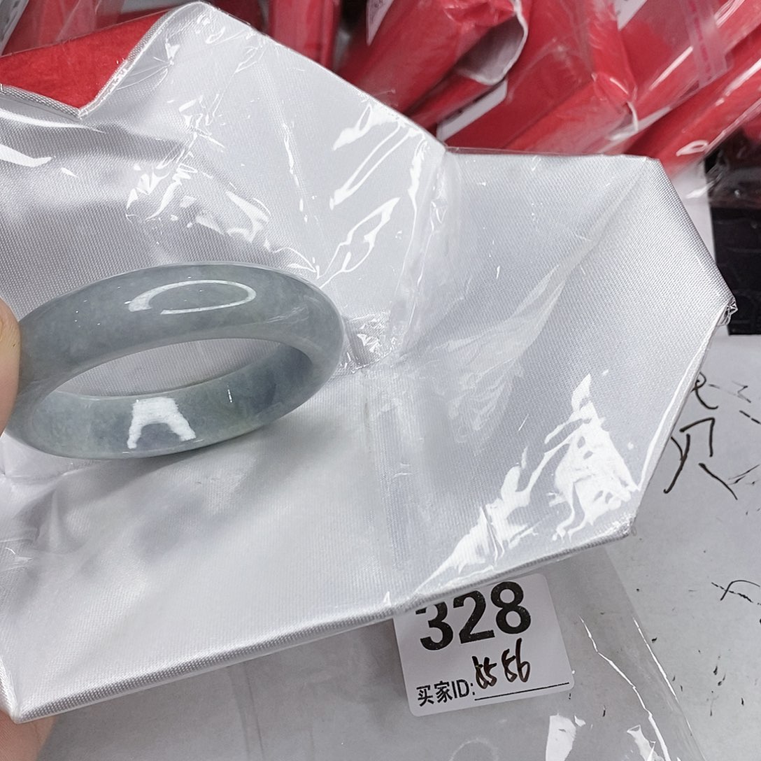 翡翠未镶嵌手镯一图一物实物为准（微瑕处理）
