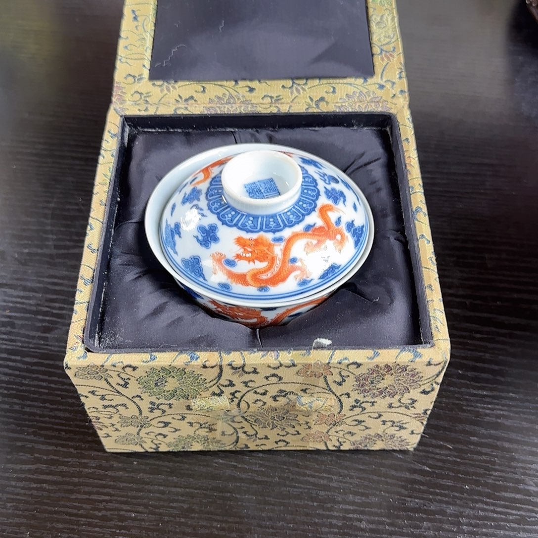 青花瓷器泛红龙纹盖碗