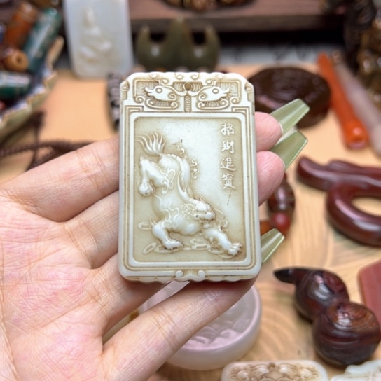 蛇纹石玉未镶嵌颈饰