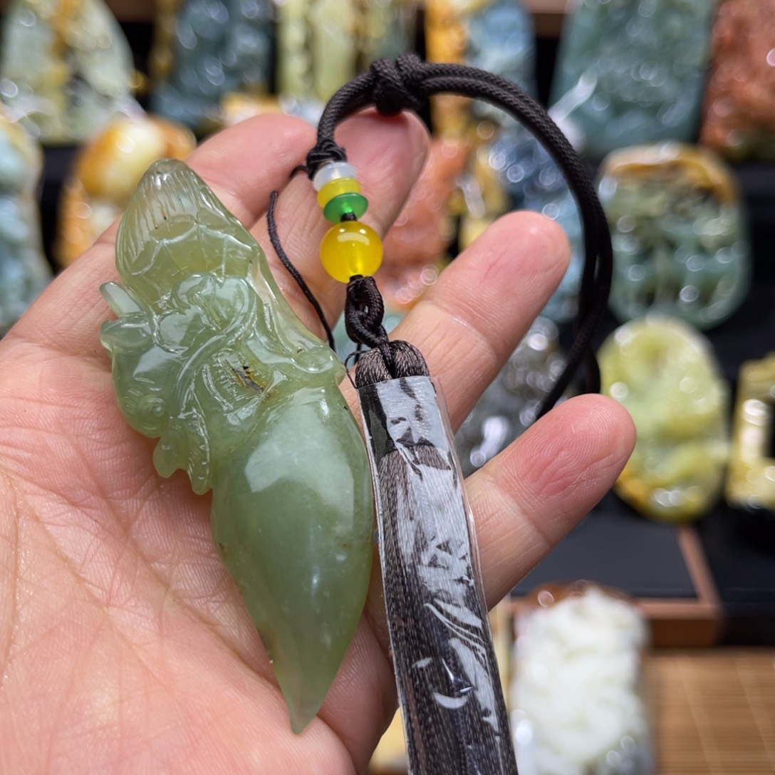 蛇纹石玉未镶嵌颈饰