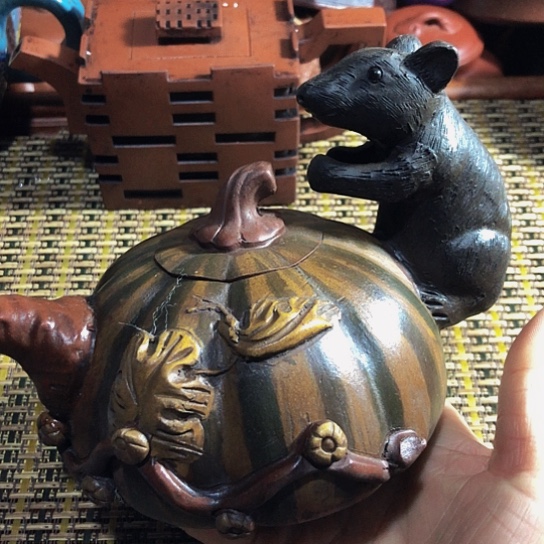 紫砂茶壶原矿泥料手工制作的紫砂壶。