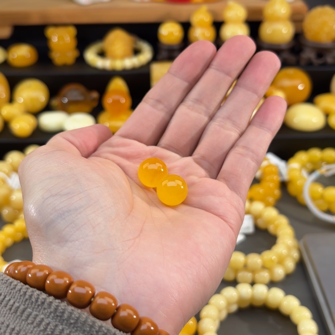 琥珀未镶嵌裸石多样性发其一