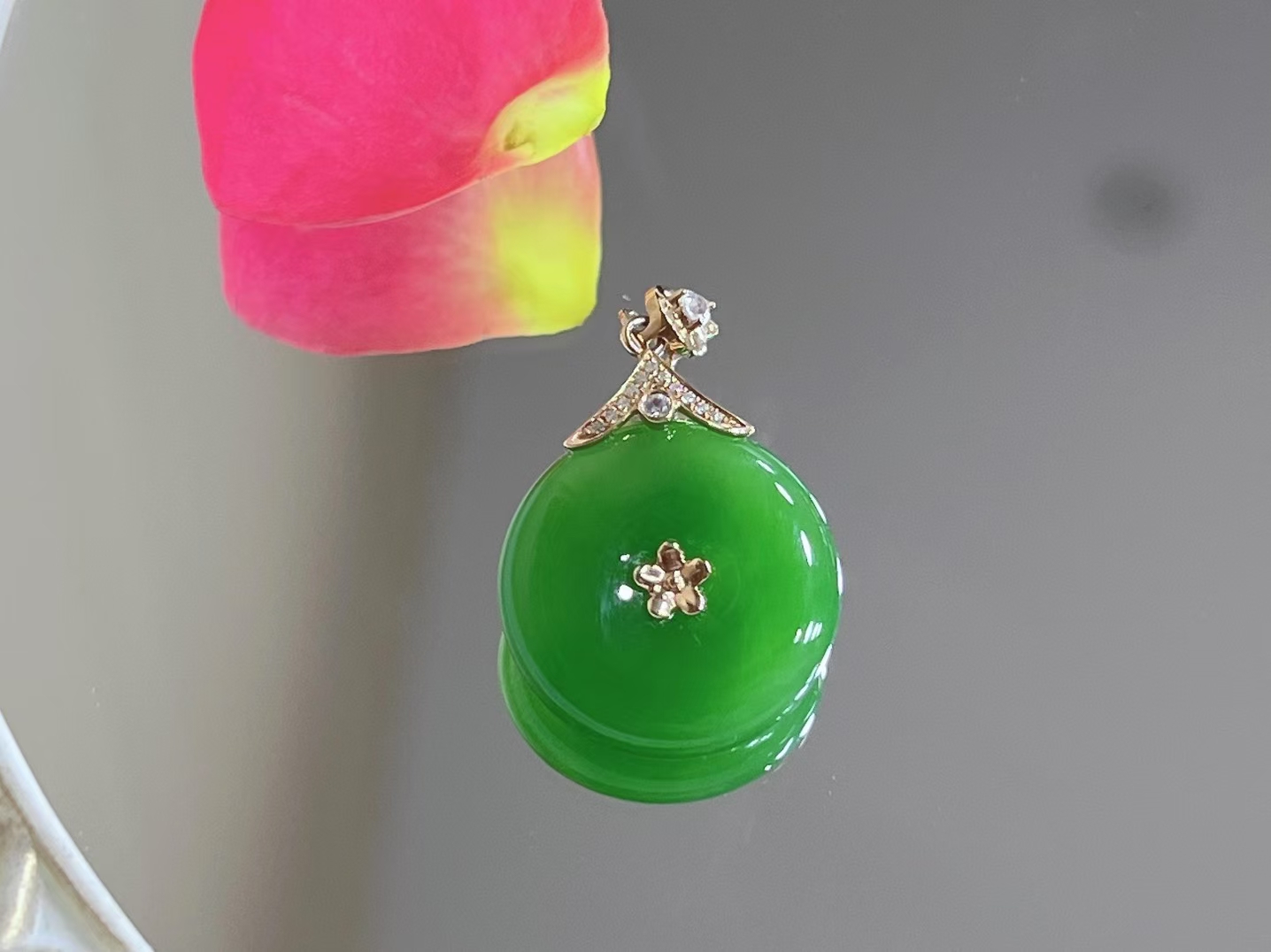 精品和田玉平安扣吊坠稀有苹果绿，玉质腻色亮尺寸：17.7mm