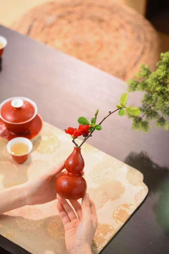 【文脉专属】景德镇古帛扒花繁花葫芦瓶（宫红）