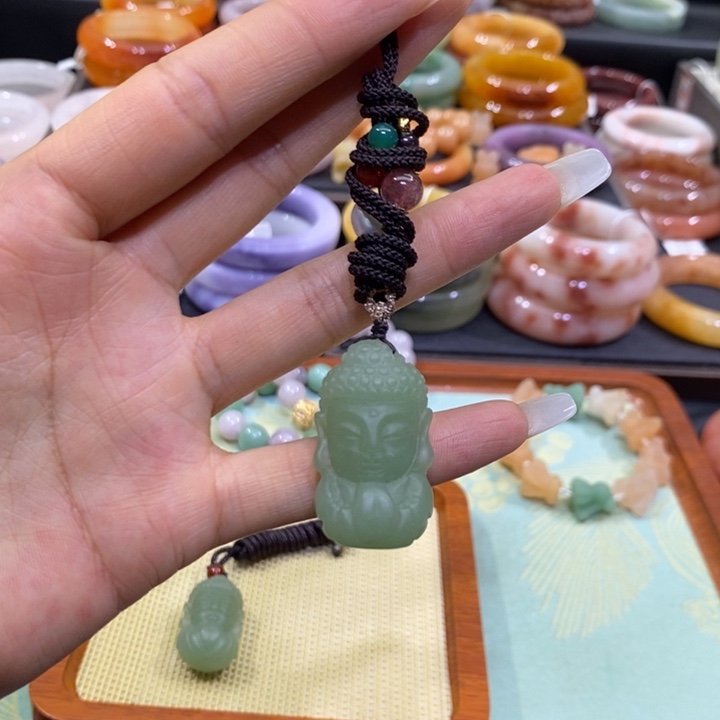 石英质玉未镶嵌颈饰