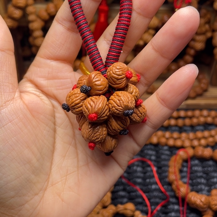 旮***晋木质类龙纹桃枭挂件