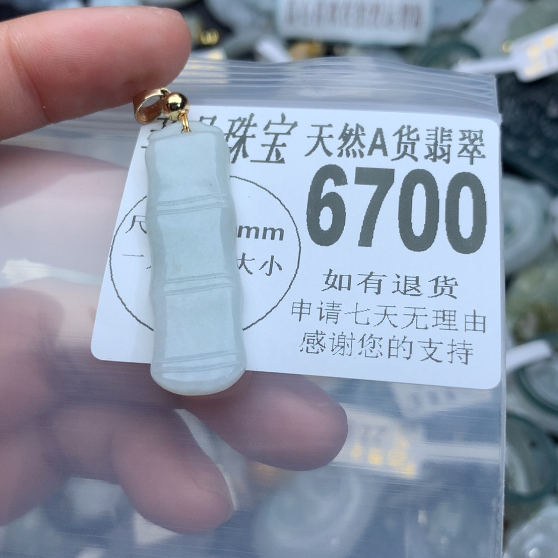 翡翠颈饰未镶嵌6700。