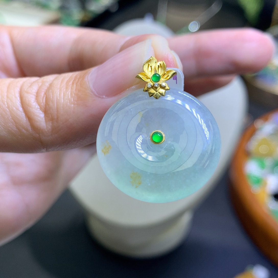 颈饰18K金镶嵌翡翠