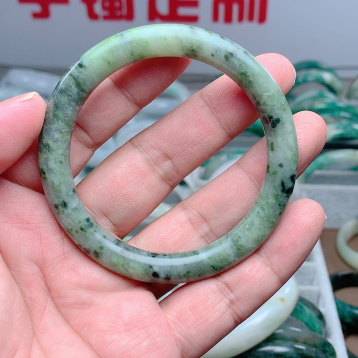 独山玉未镶嵌手镯