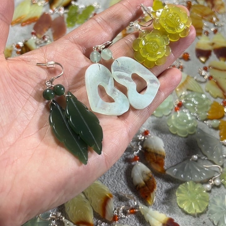 蛇纹石玉耳饰合金