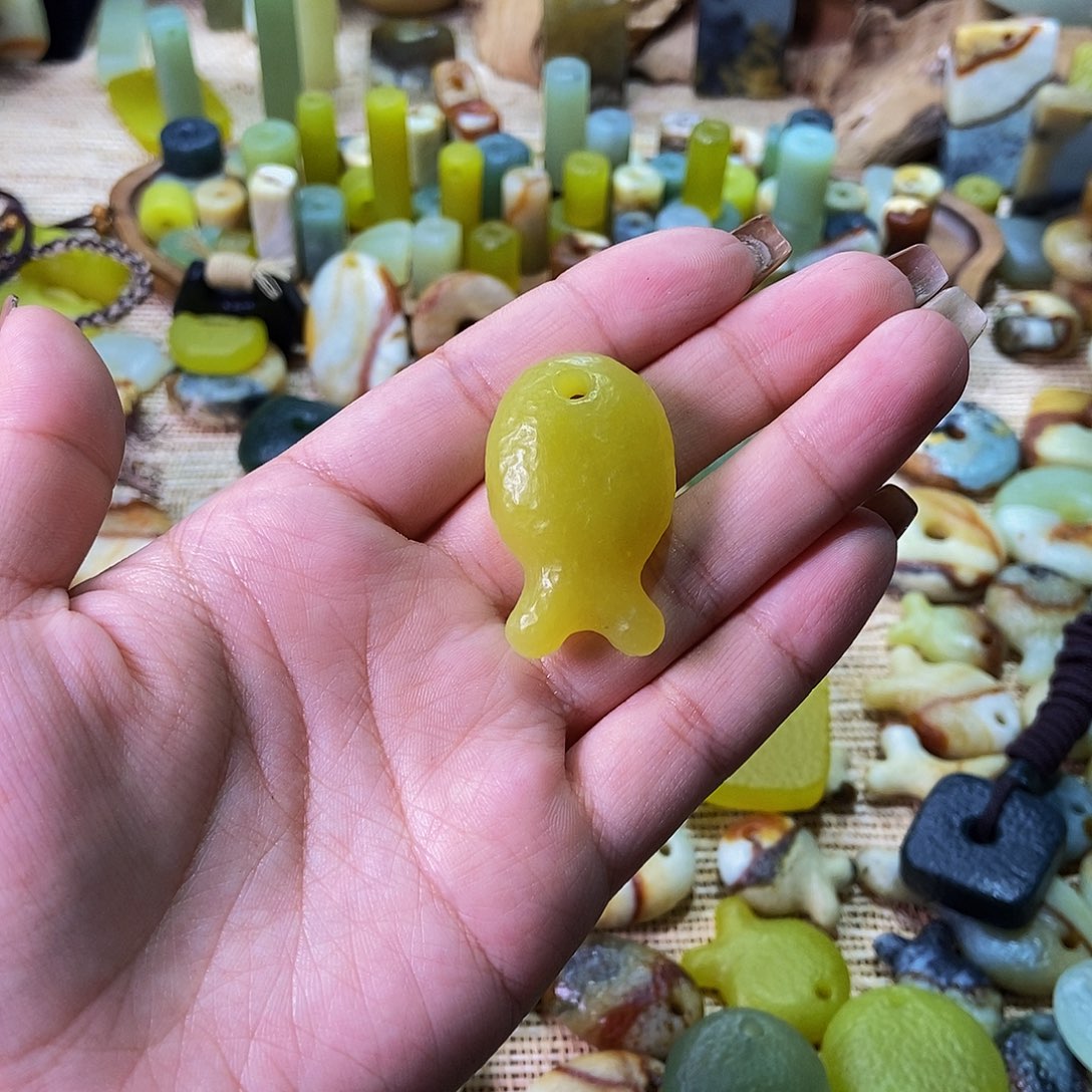 未镶嵌蛇纹石玉挂件哦*