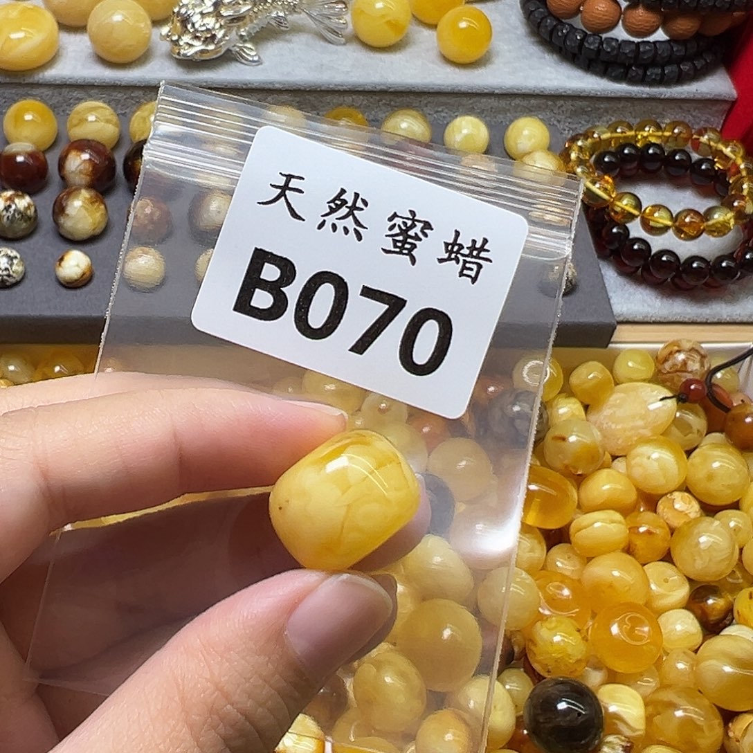 韩***韩蜜蜡未镶嵌裸石70号，18.9mm