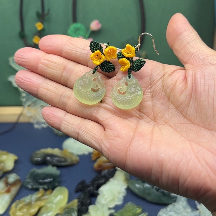 蛇纹石玉耳环合金