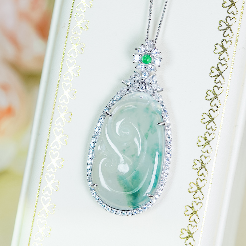 银925镶嵌冰透天然飘蓝水翡翠银白色如意吊坠