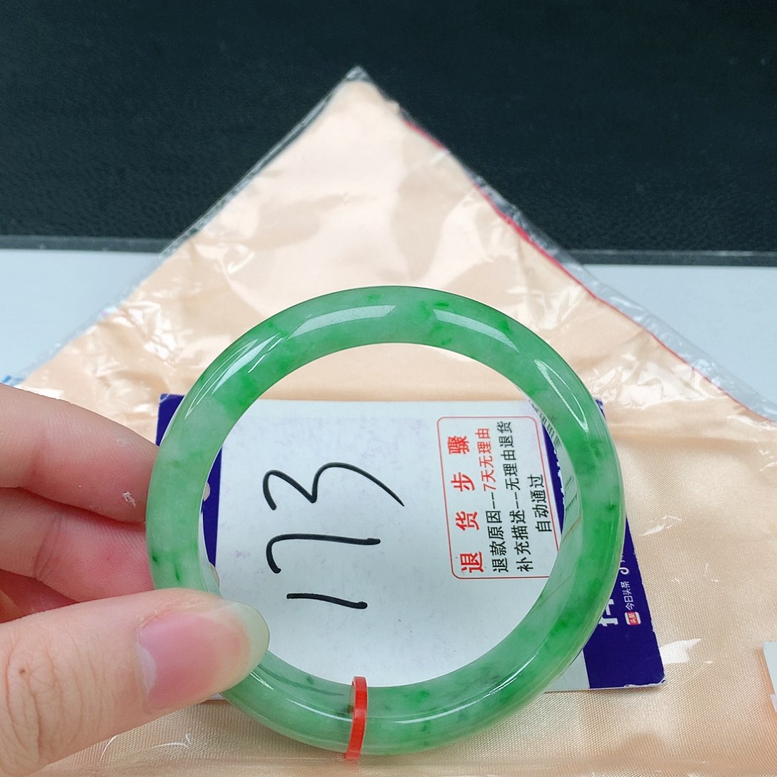 翡翠手镯未镶嵌翡翠