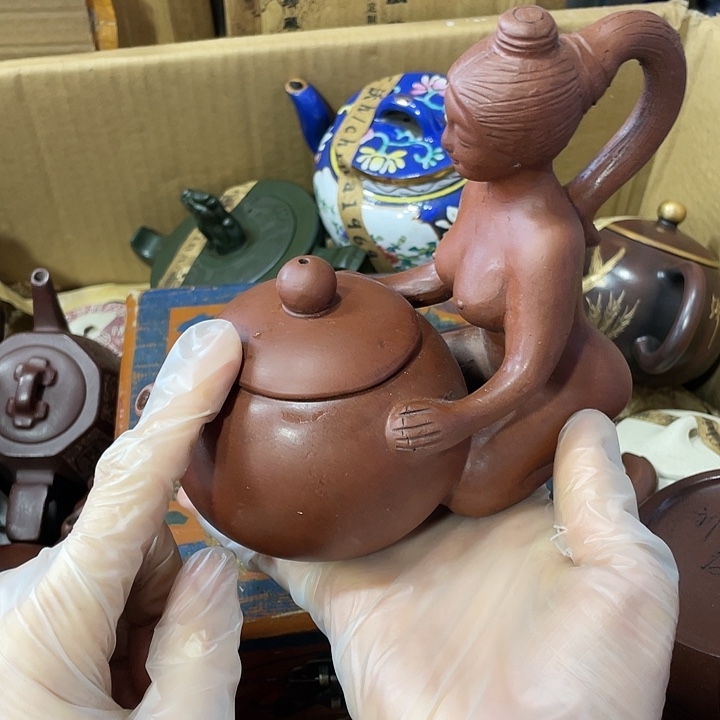 紫砂茶壶矿泥料，纯手工制作的一把紫砂壶。