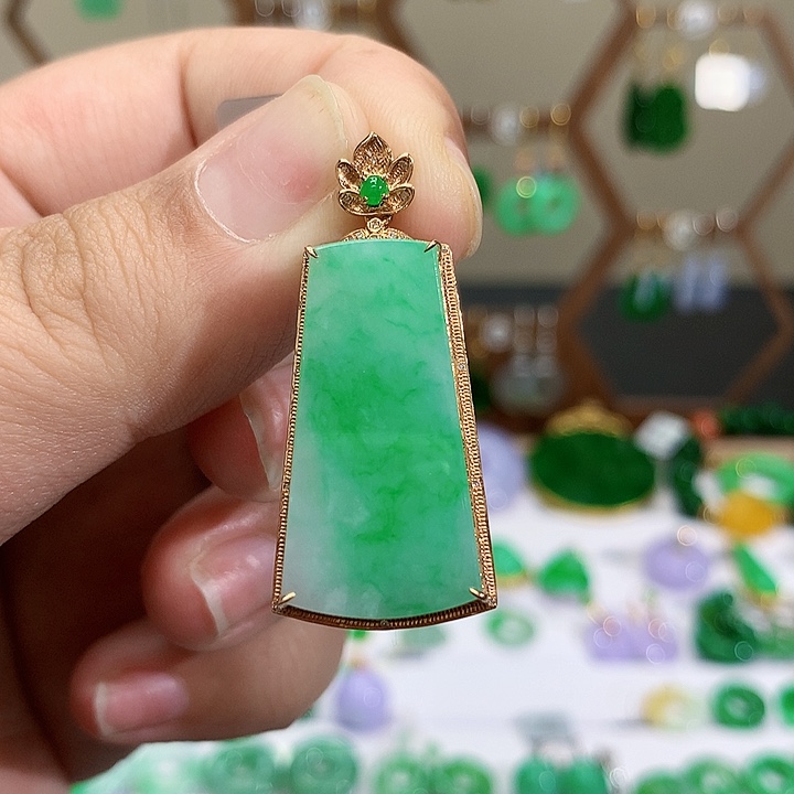 颈饰18K金镶嵌翡翠琬**生天然翡翠耳饰