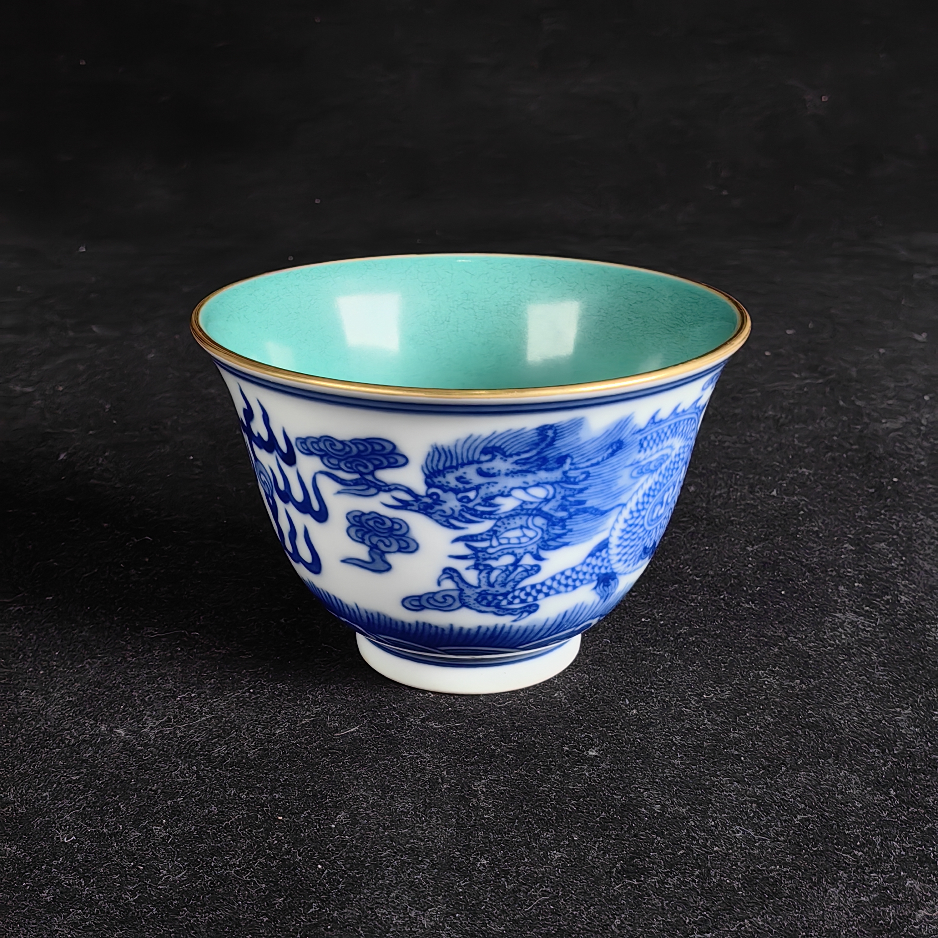 内松石绿釉外青花龙纹杯