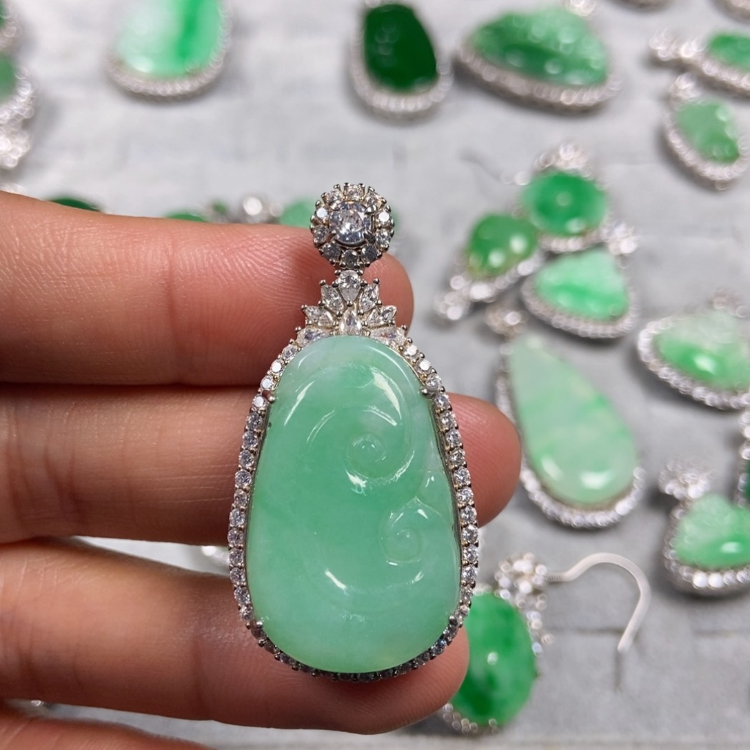 翡翠颈饰未镶嵌如意