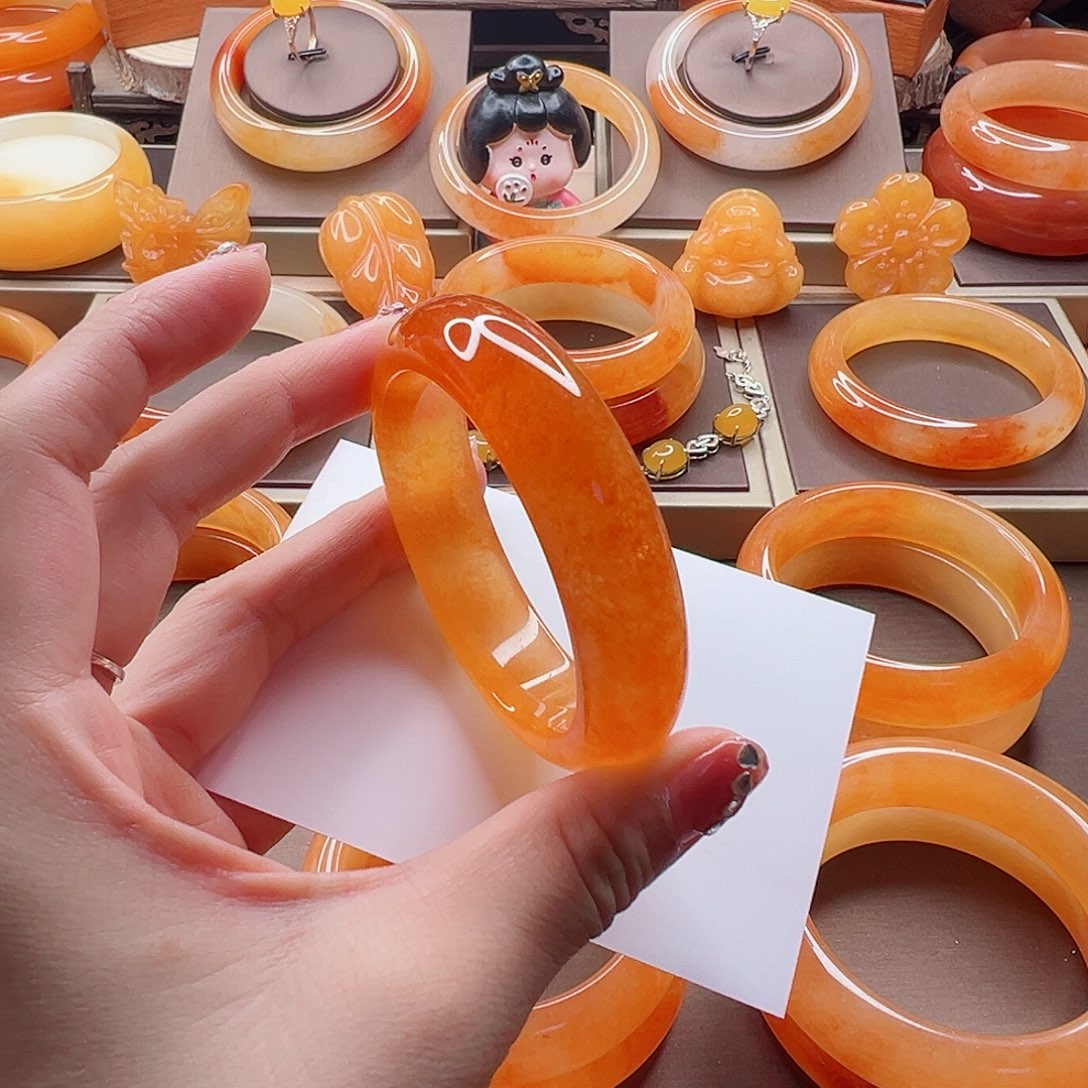 郝***见石英质玉（黄龙玉）未镶嵌手镯