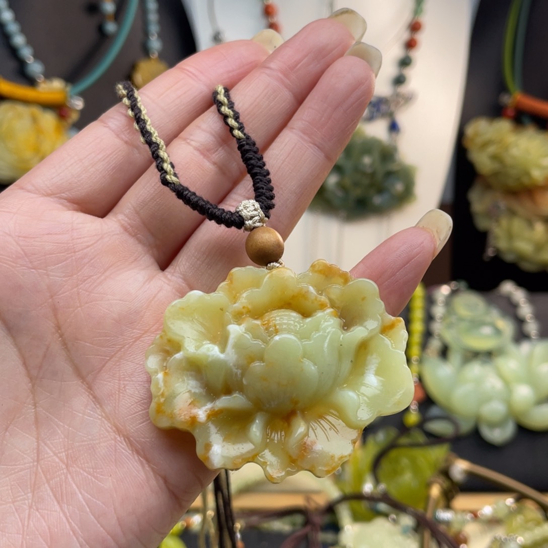 蛇纹石玉未镶嵌颈饰