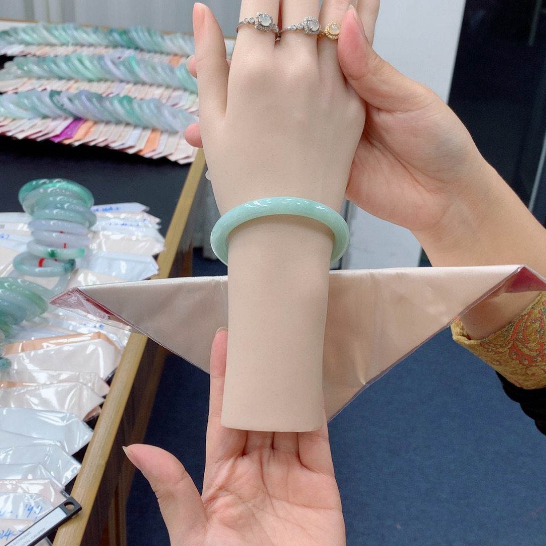 翡翠未镶嵌手镯48小时