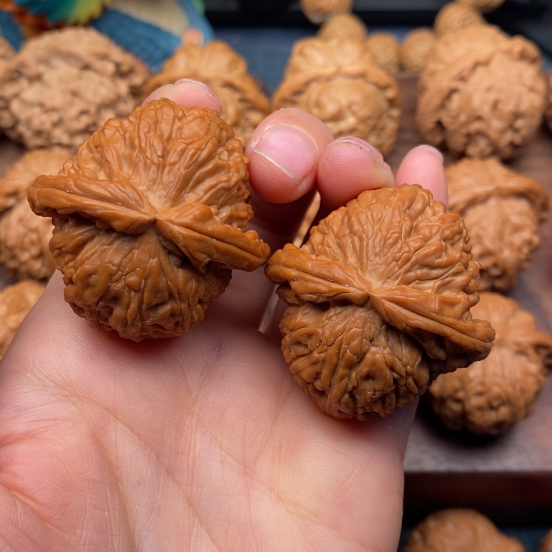 文玩核桃把件40全品，原桩闷尖白狮子