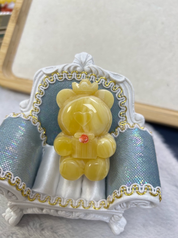 妖白花立体熊，手捧礼物盒特别可爱 天然蜜蜡