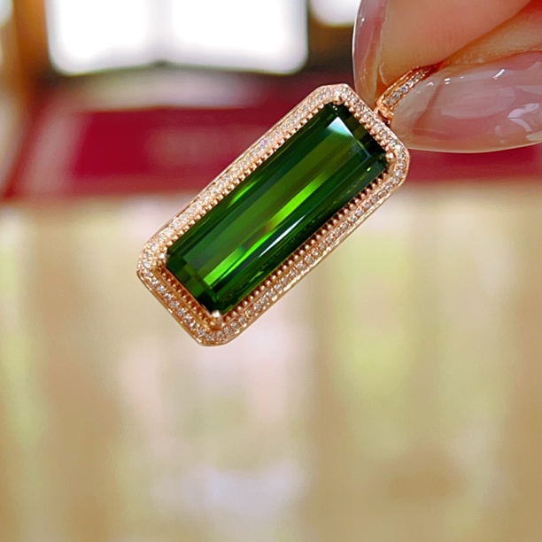 7.68ct 18k金镶嵌碧玺吊坠 6800