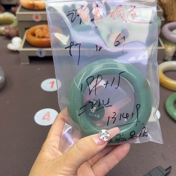 石英质玉手镯未镶嵌诸**遂