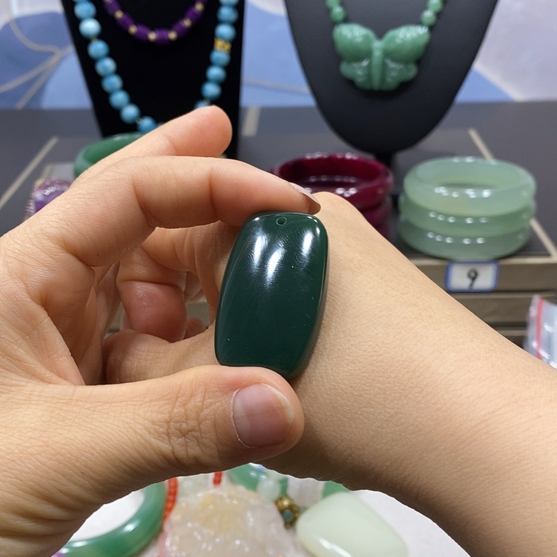 石英岩玉未镶嵌颈饰