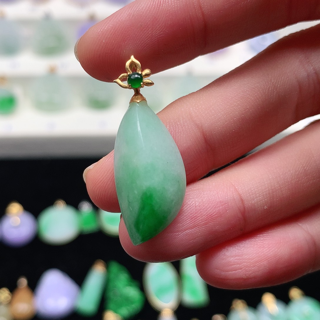 颈饰18K金镶嵌翡翠翡翠吊坠