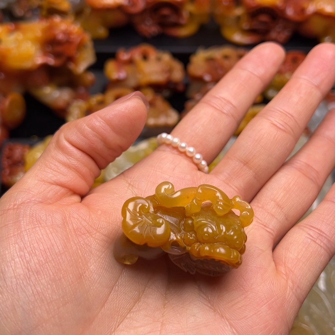 石英质玉（黄龙玉）颈饰未镶嵌