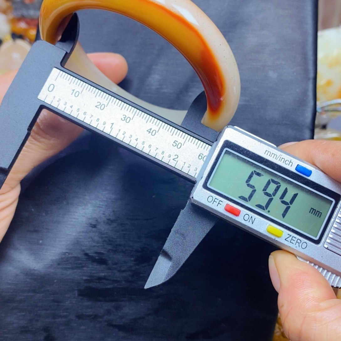 石英质玉（黄龙玉）颈饰未镶嵌