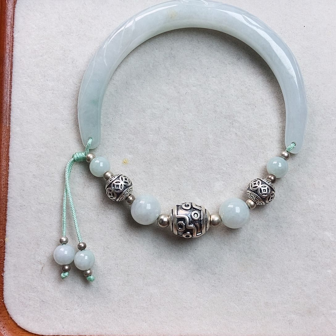 翡翠吊坠(不含链)未镶嵌大****?