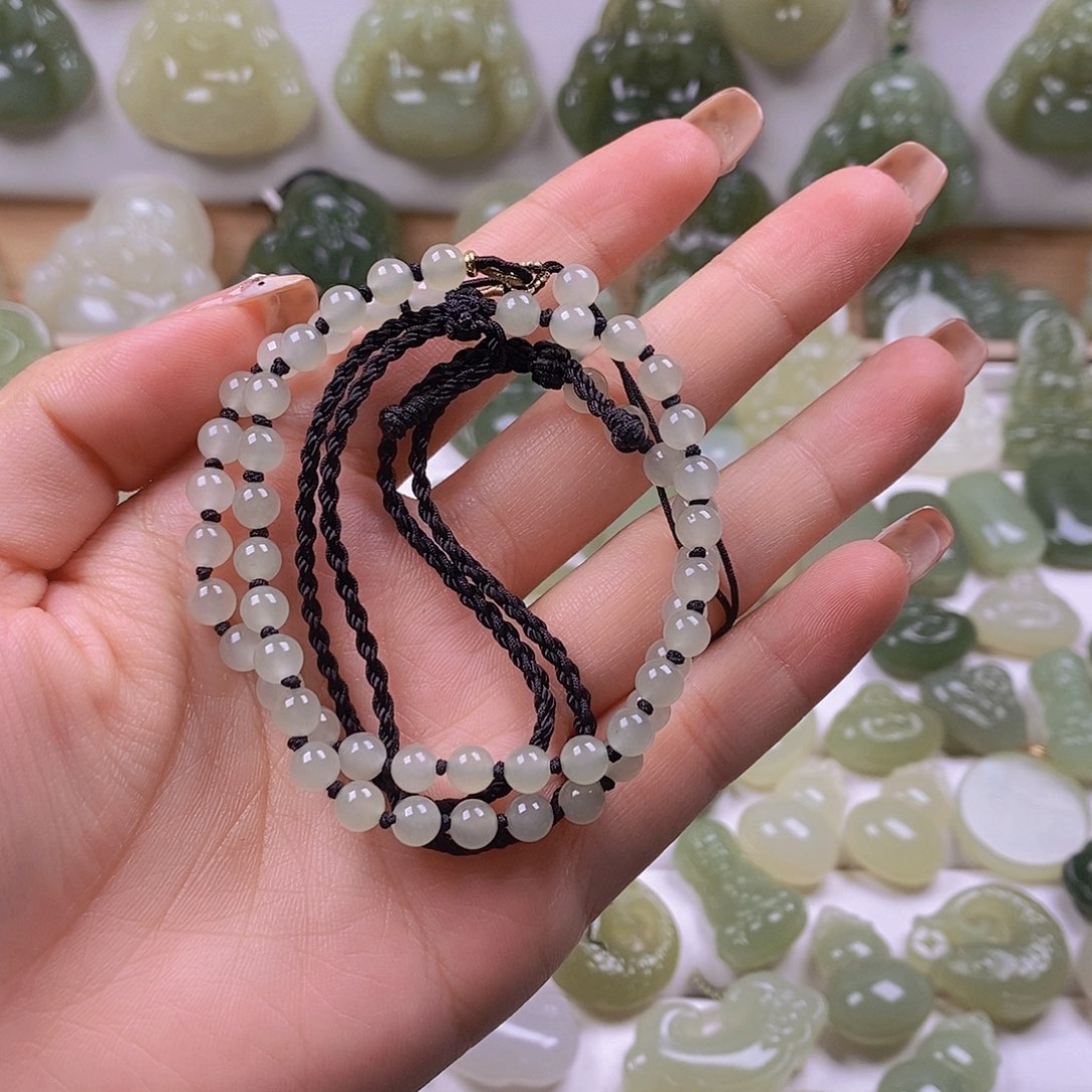 飞***燕和田玉未镶嵌颈饰