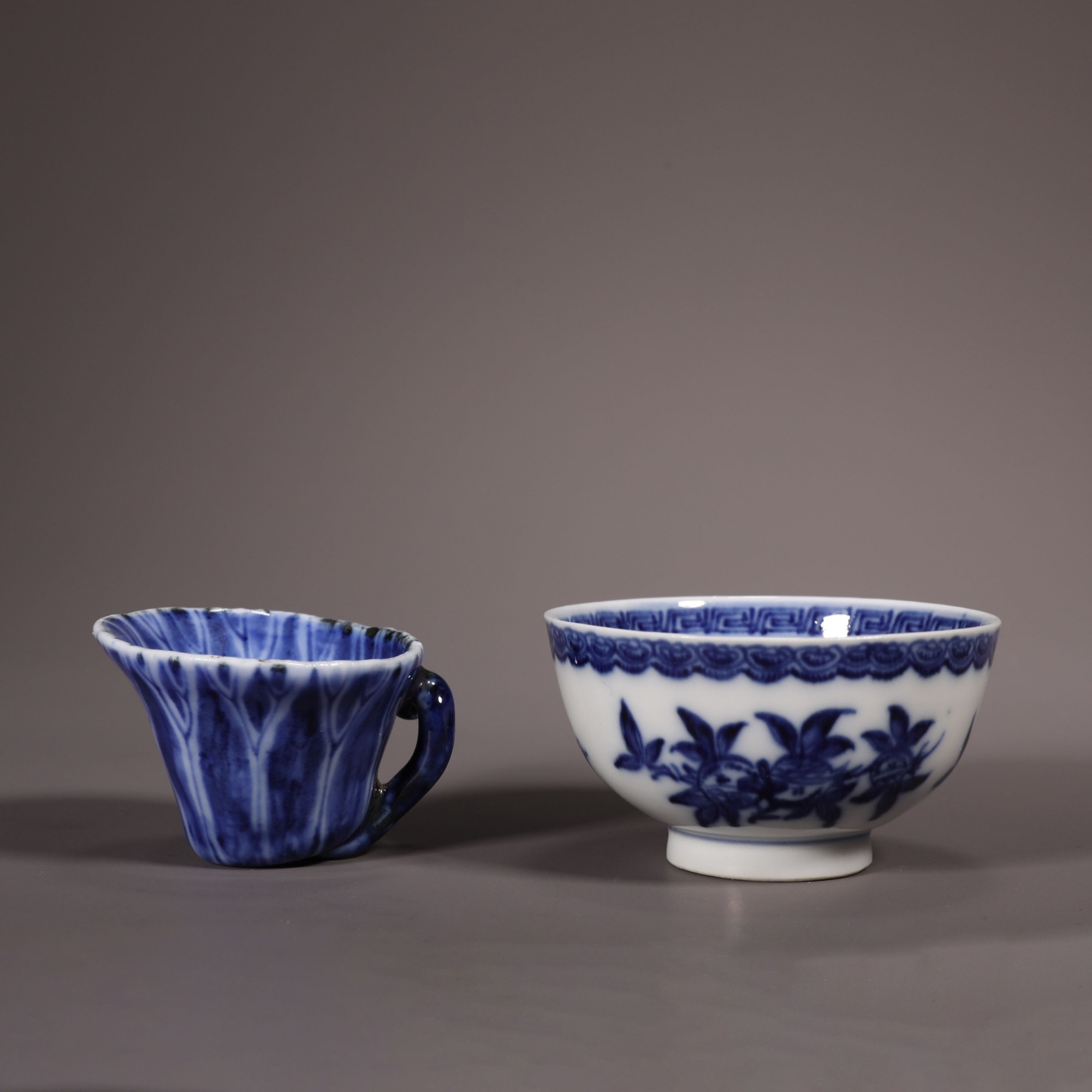 LOT011516 清乾隆 青花花卉，蓝釉雕瓷小杯各一只