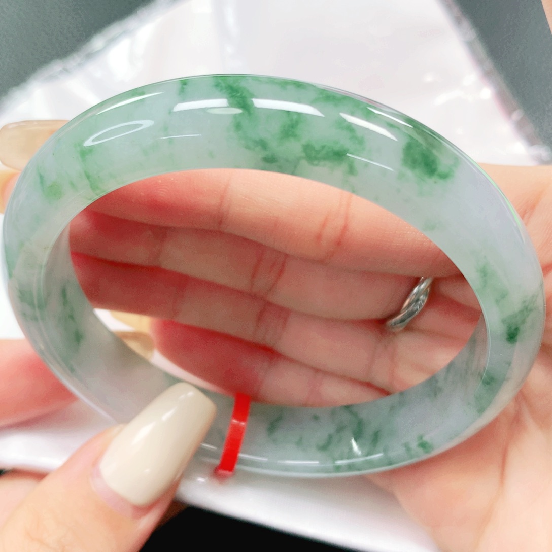 翡翠手镯未镶嵌60。