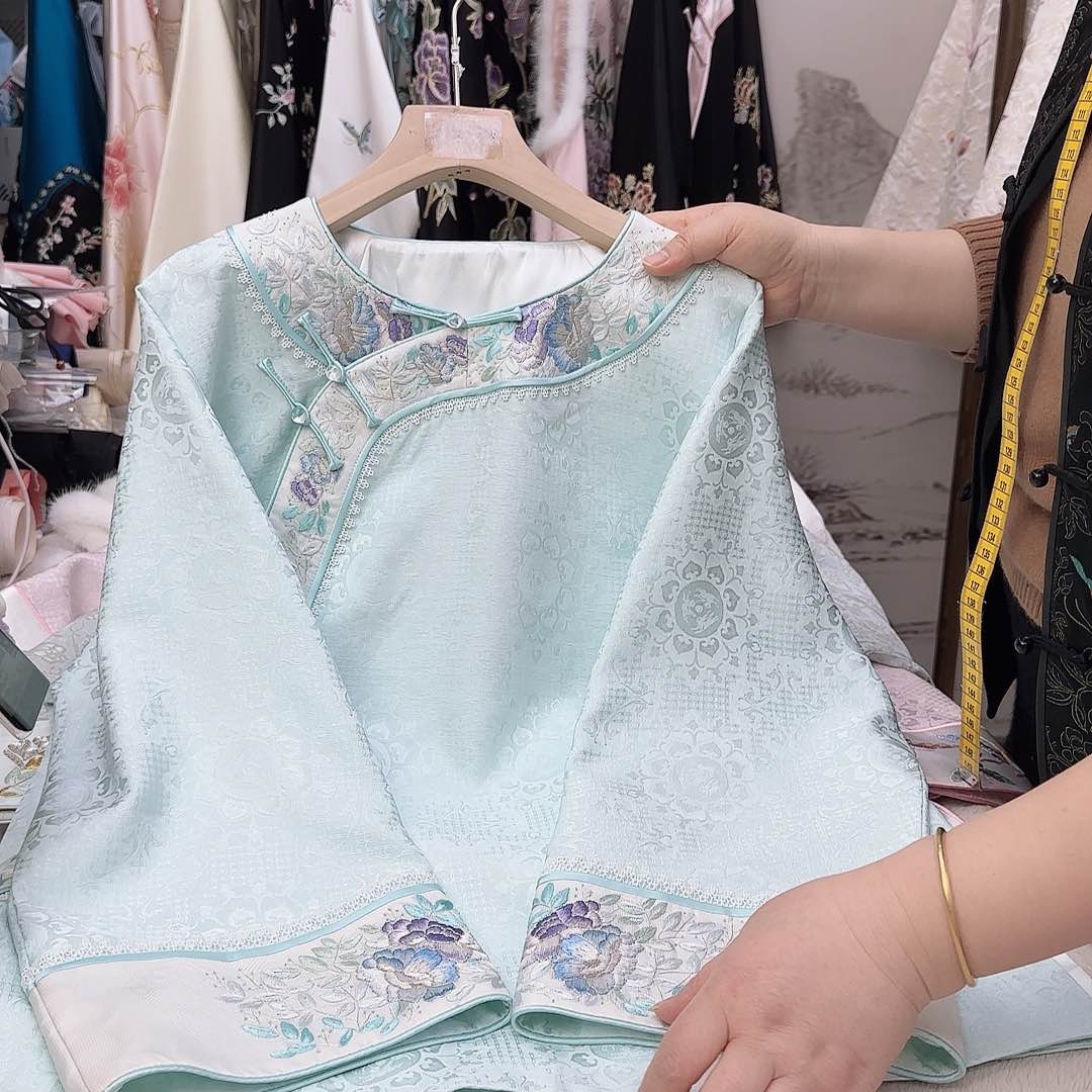 刺绣韬**卉苏州真丝衣服